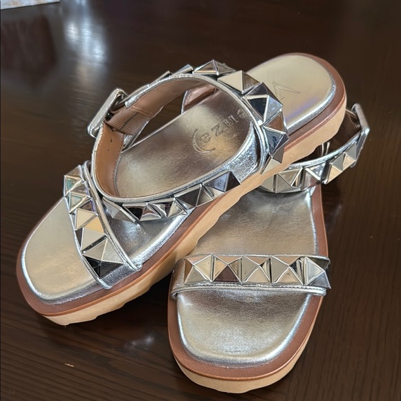 NWOB Free People VICENZA Leon Studded Sandals In Silver - Picture 1 of 4